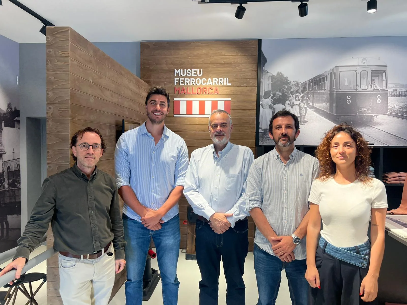 El alcalde de Sant Llorenç y el gerente de SFM junto a otros representantes en el Museo del Ferrocarril de Son Carrió