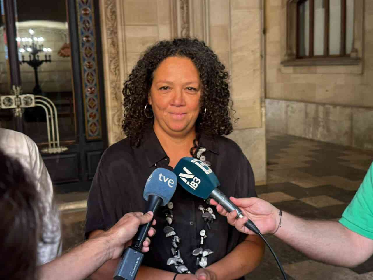 Catalina Cladera en una rueda de prensa en el Consell de Mallorca centrándose en VOX
