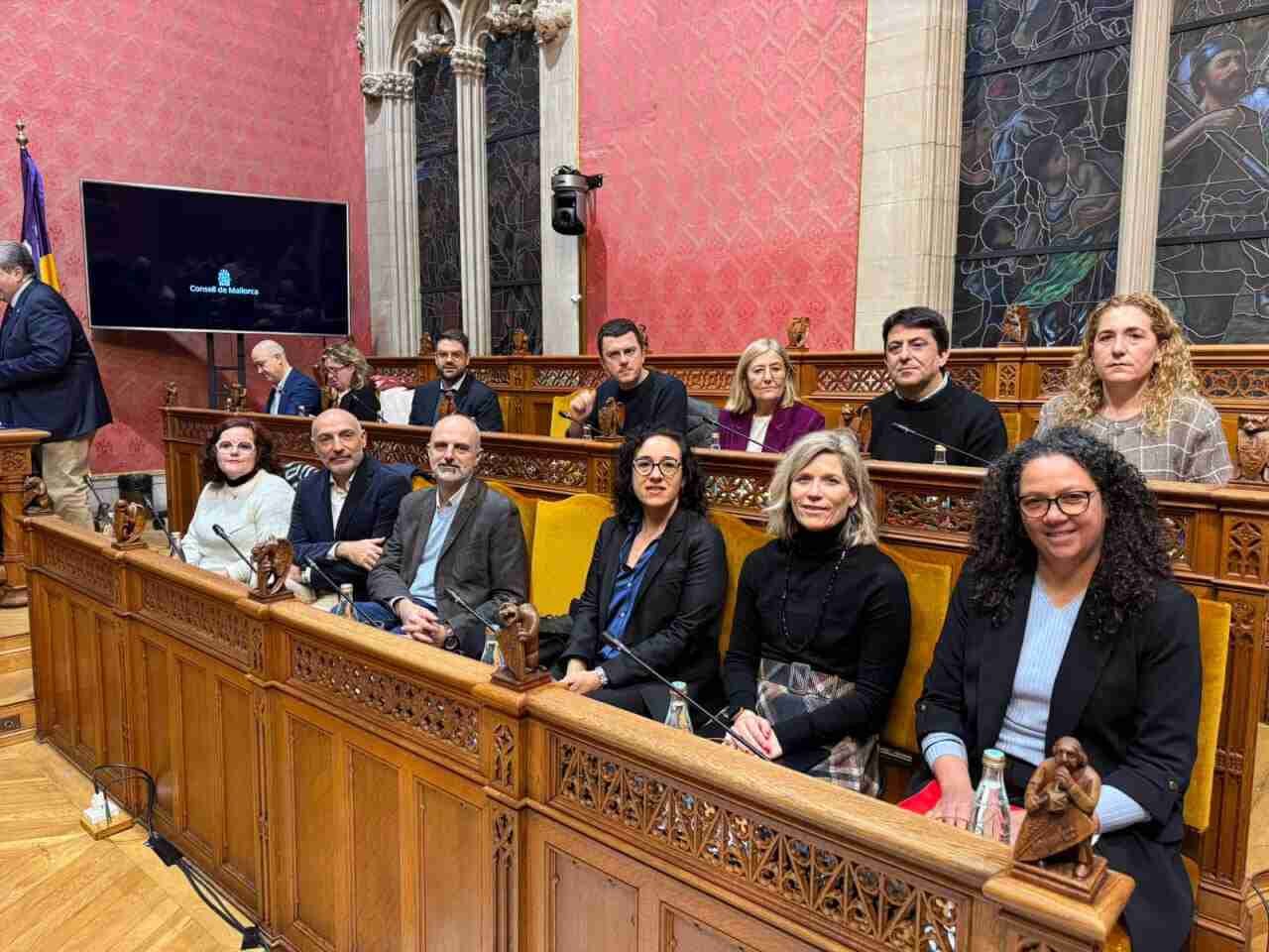 Representantes del PSOE de Mallorca sentados en sus escaños durante una sesión plenaria en la institución insular