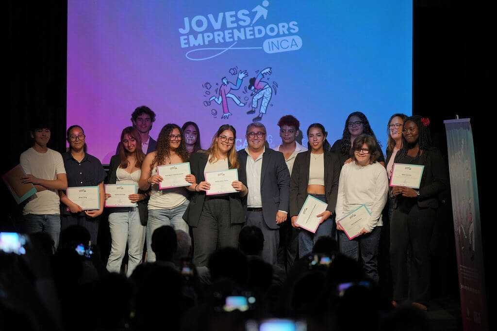 Alumnos participantes y autoridades durante la clausura de Joves Emprenedors en Inca