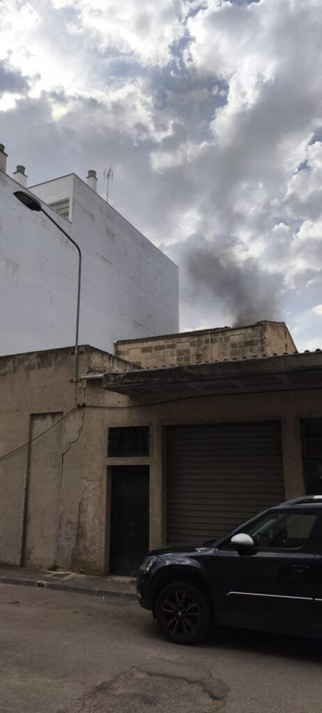 Humo negro saliendo del tejado de la casa ocupada