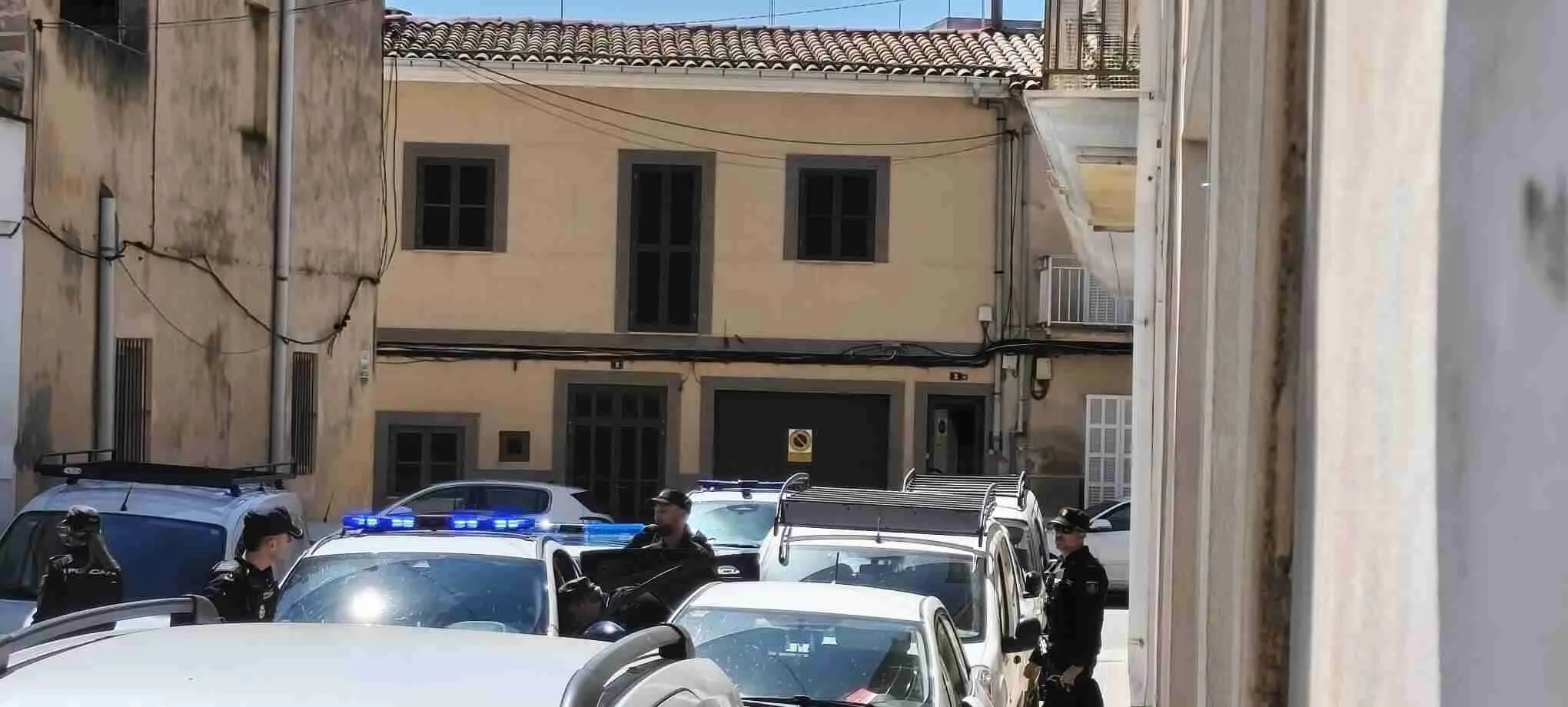 Despliegue de patrullas de la Policía Nacional durante una detención en Manacor