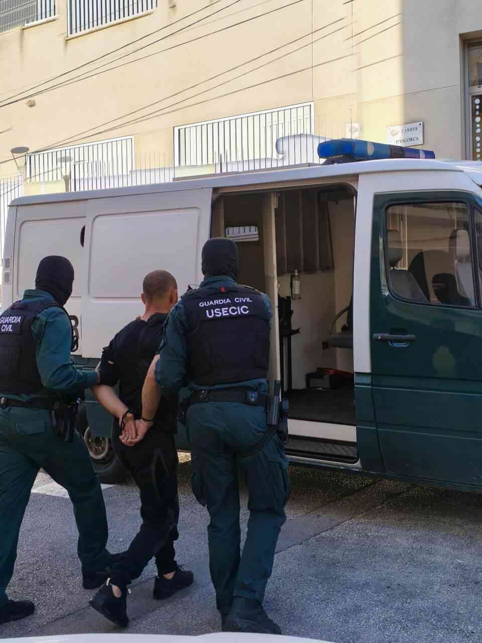 Agentes de la Guardia Civil escoltando a un detenido marroquí hacia el furgón en Inca