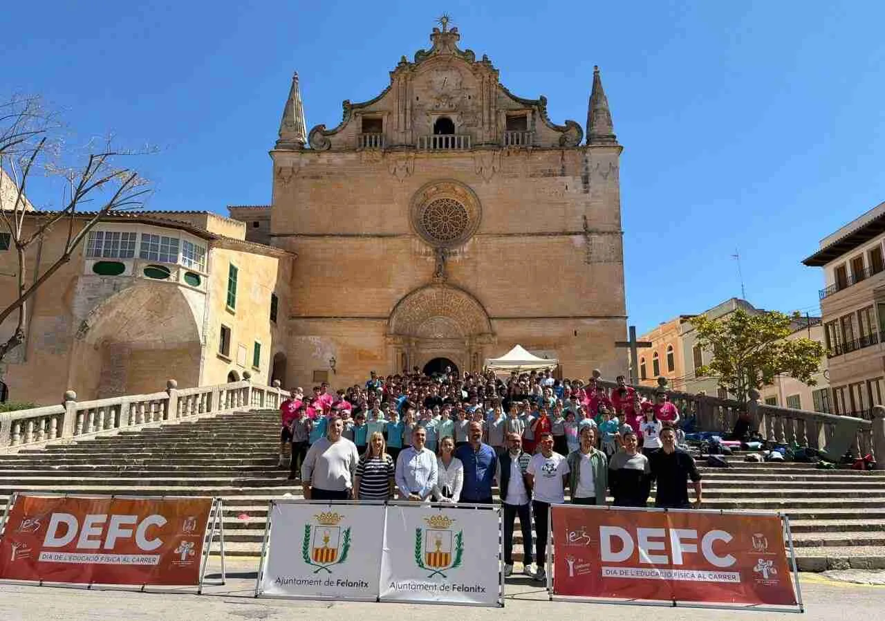 l conseller Antoni Vera y la alcaldesa Catalina Soler posan con alumnos en el Día de la Educación Física en la calle en Felanitx
