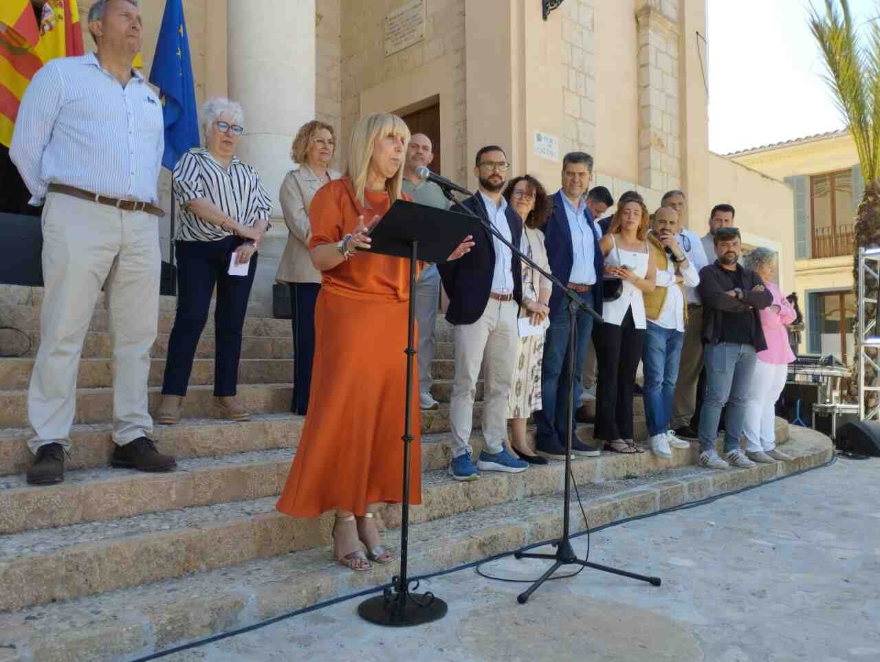 La alcaldesa Catalina Soler interviene en el acto de inauguración de la plaza de Cas Concos rodeada de autoridades