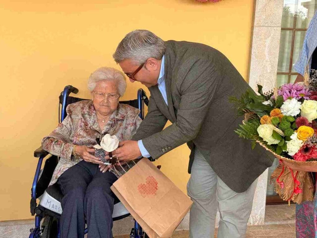 El alcalde de Inca entregando un detalle artesanal a la centenaria Margarita Jaume Fe