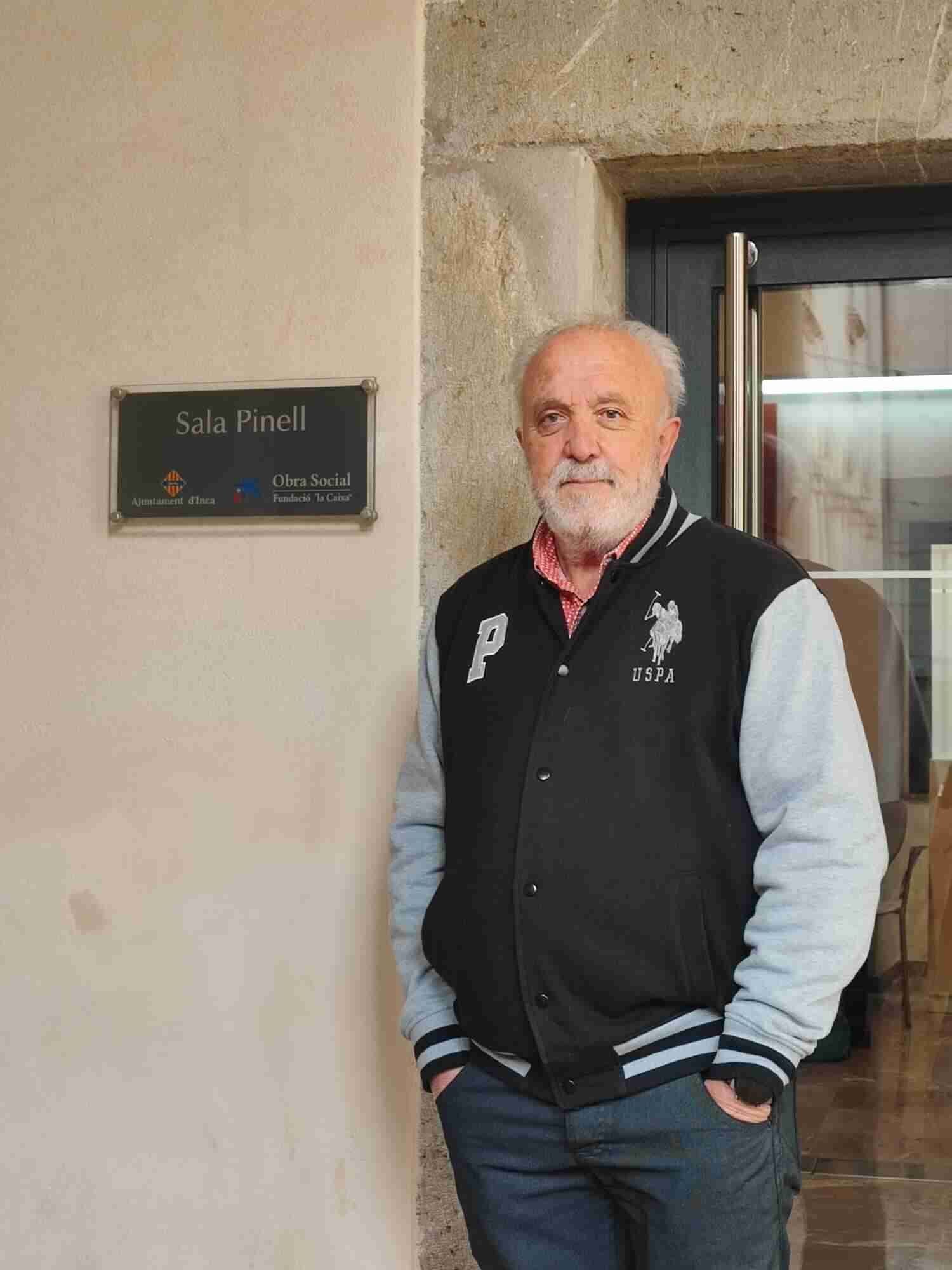 El regidor del PP Andrés Gili Vizcaíno junto a la placa de la Sala Pinell en Inca