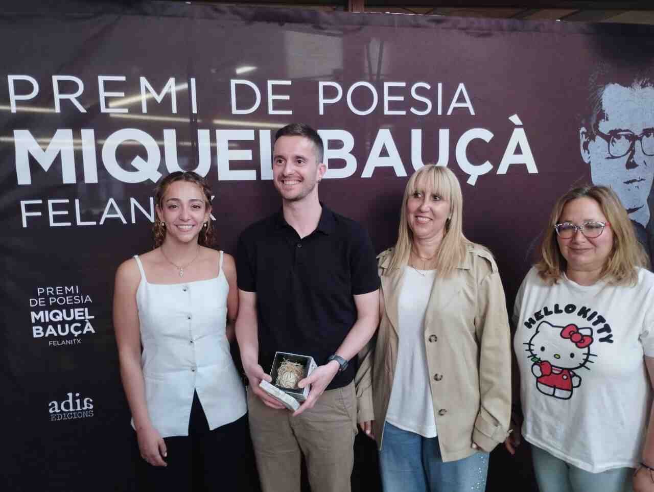 Pep Sanz posa con su premio junto a la alcaldesa Catalina Soler y las concejalas Marina Obrador y Melanie Mesquida