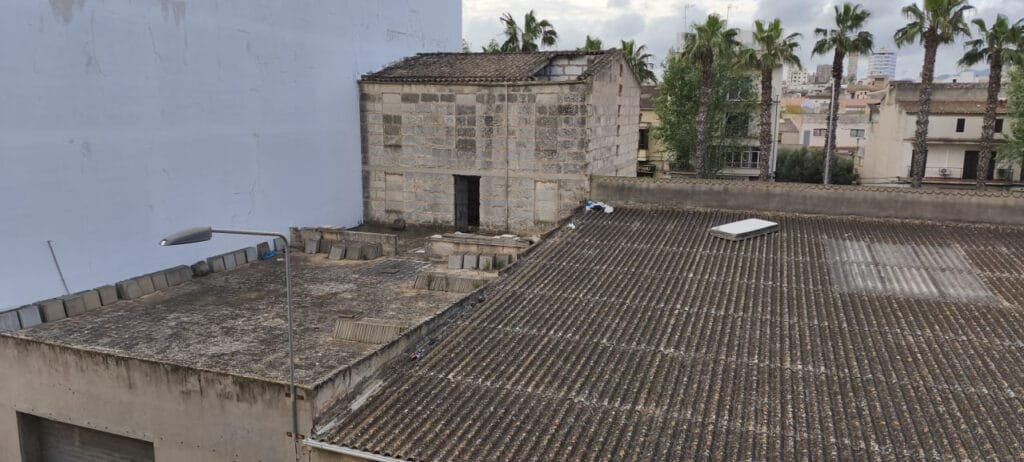 Vista del tejado colapsado de la casa incendiada