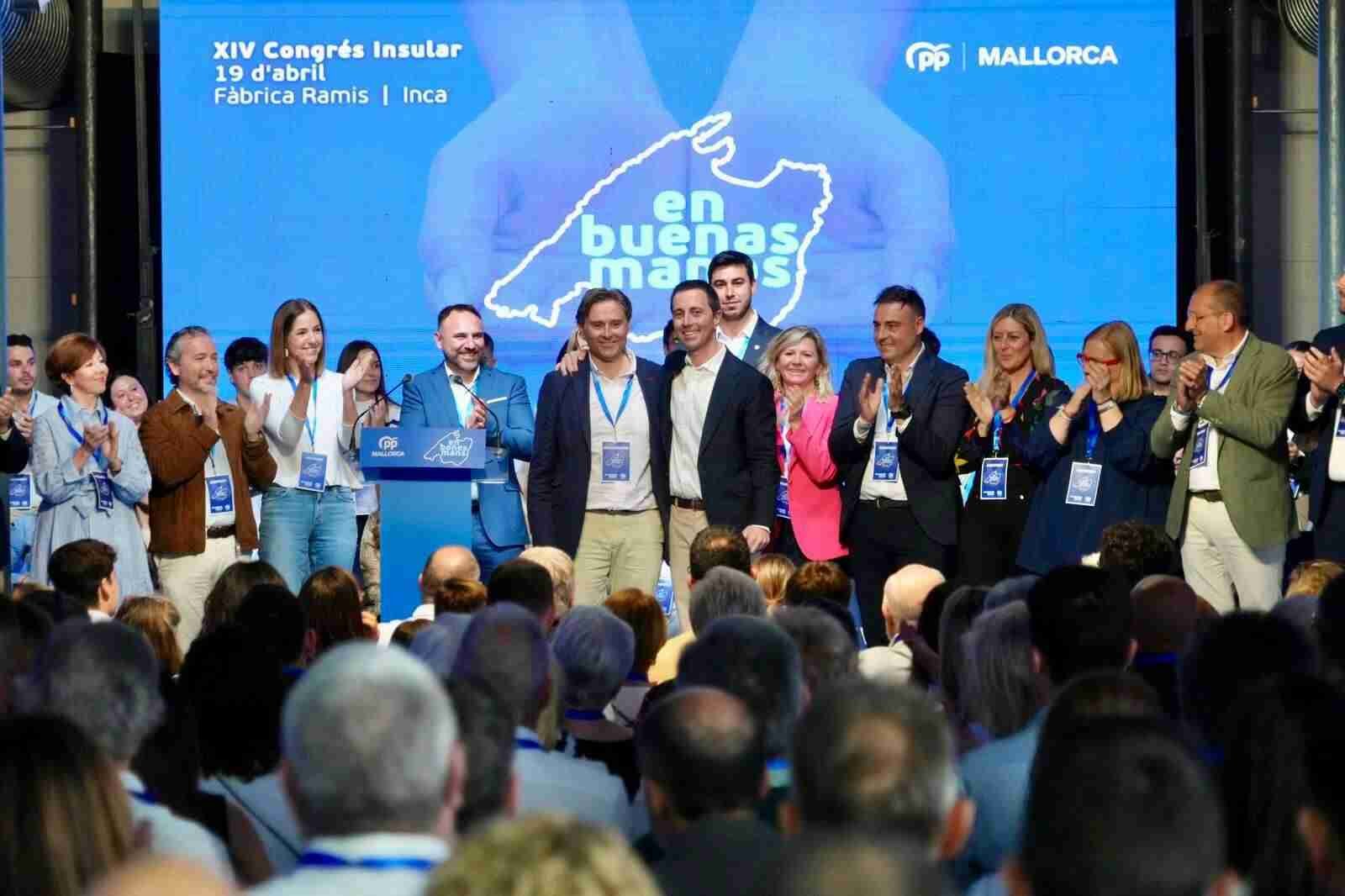 Una multitud de asistentes llena el recinto de la Fábrica Ramis en Inca durante la celebración del congreso del PP de Mallorca