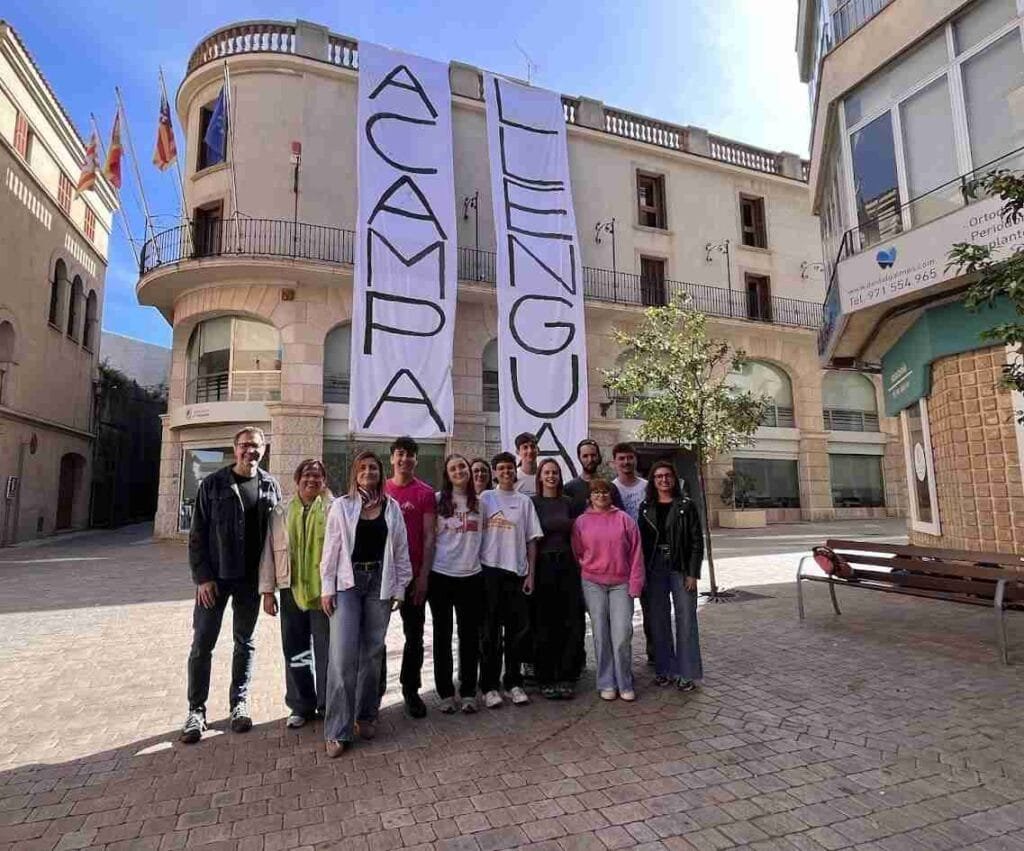 Grandes lonas publicitarias de la Acampallengua colgadas en la fachada principal del Ayuntamiento de Manacor