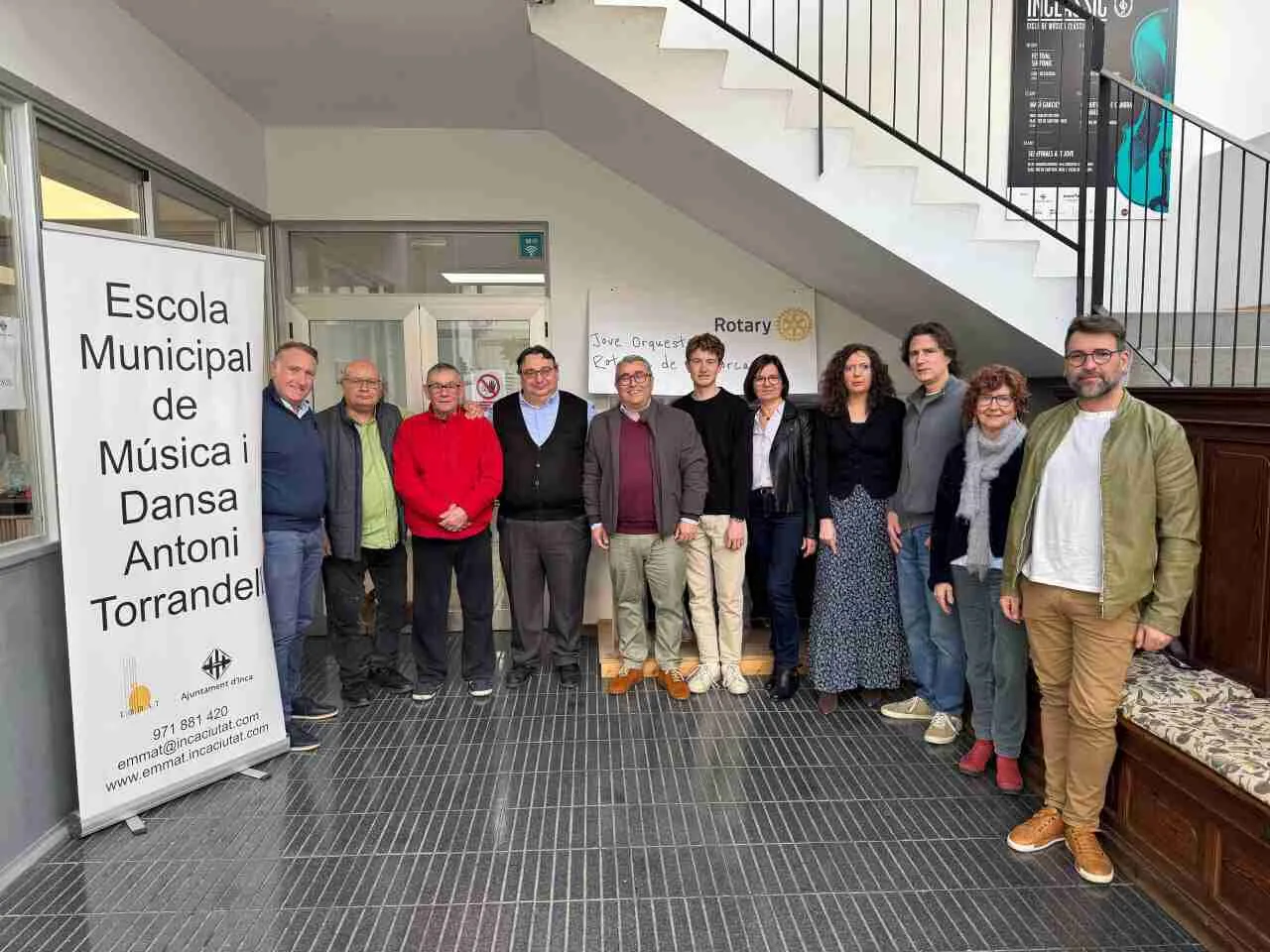 Representantes del Ayuntamiento de Inca y entidades culturales posando en la entrada de la Escuela Municipal de Música y Danza Antoni Torrandell