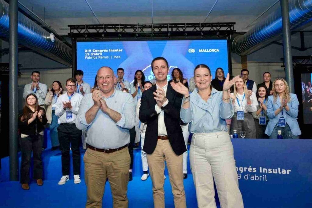 Marga Prohens y Miguel Tellado aplauden junto a Llorenç Galmés en el escenario tras su reelección