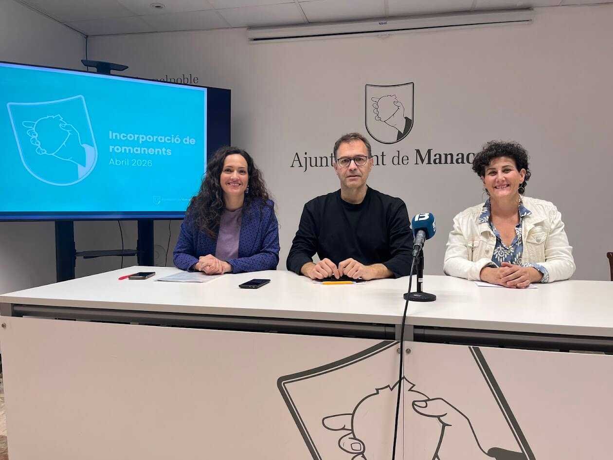 El alcalde de Manacor, junto a la portavoz del PSOE y la portavoz de AIPC, presentando el plan de inversiones