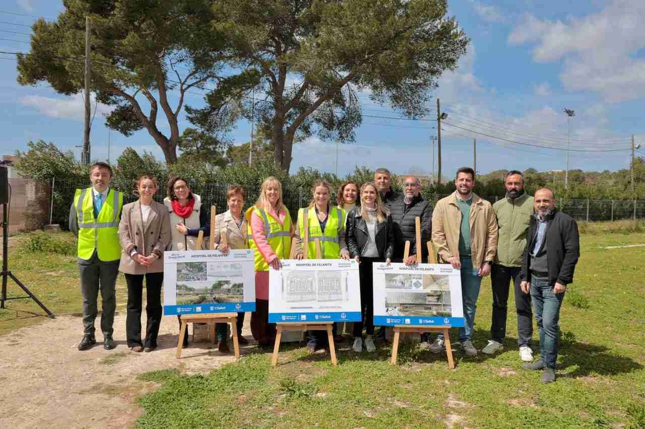 Marga Prohens y Catalina Soler en el inicio de las obras del Hospital de Felanitx