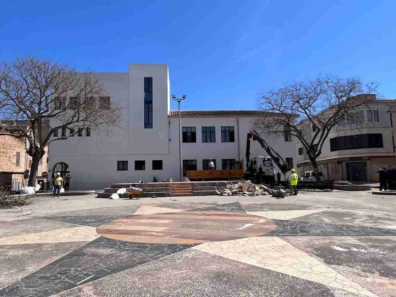 Una excavadora levantando el pavimento central de la plaza de Sa Torre