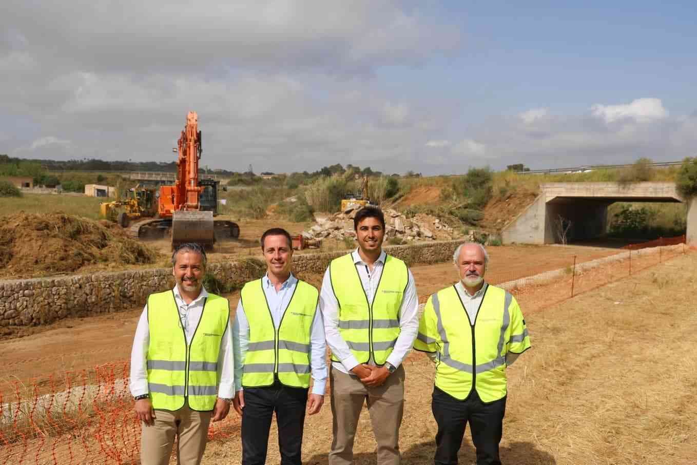 El presidente Llorenç Galmés, el conseller Fernando Rubio y autoridades locales posando frente a la maquinaria de las obras en Sant Llorenç