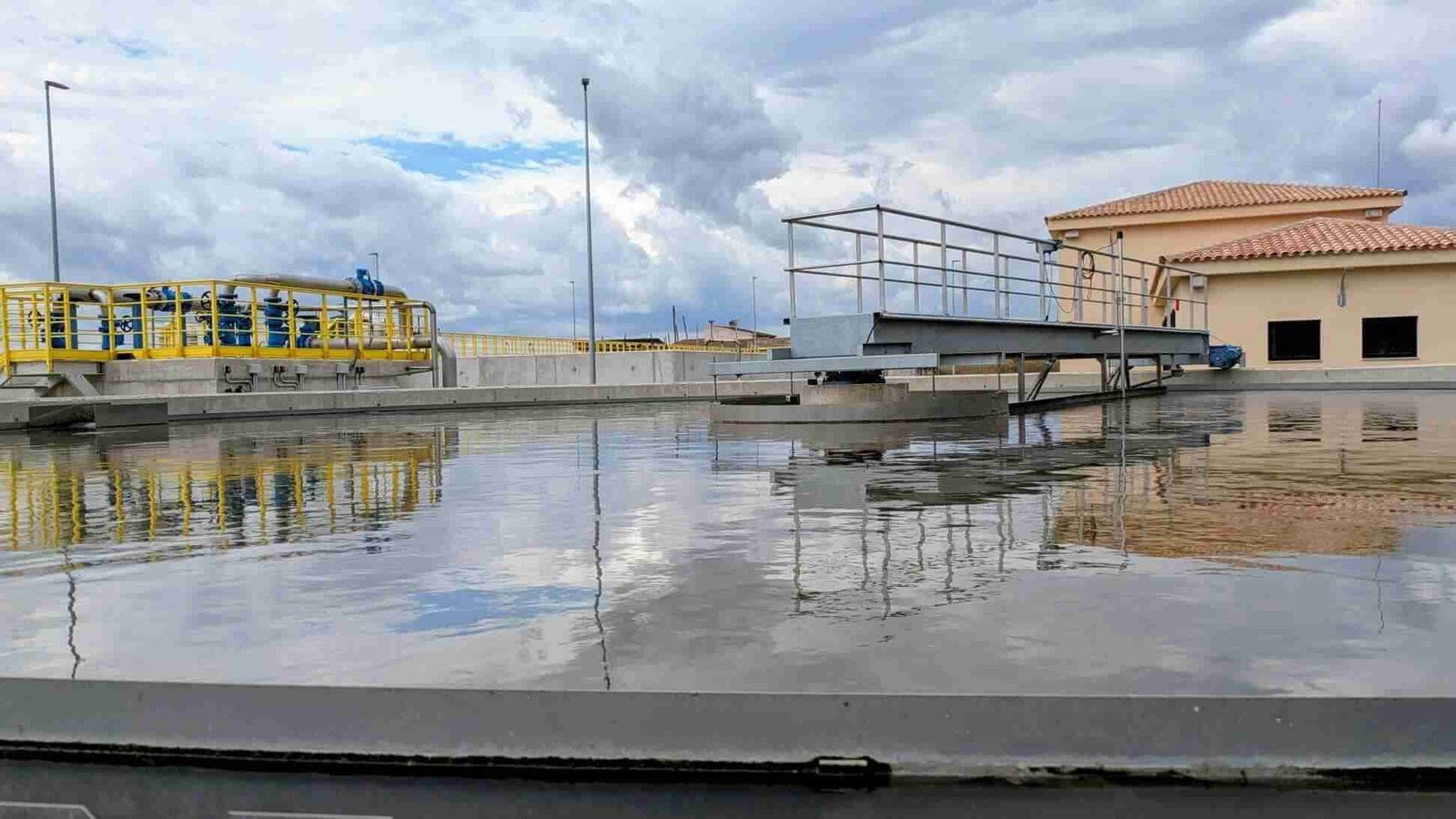 Vista de los tanques de tratamiento de la depuradora de Son Servera