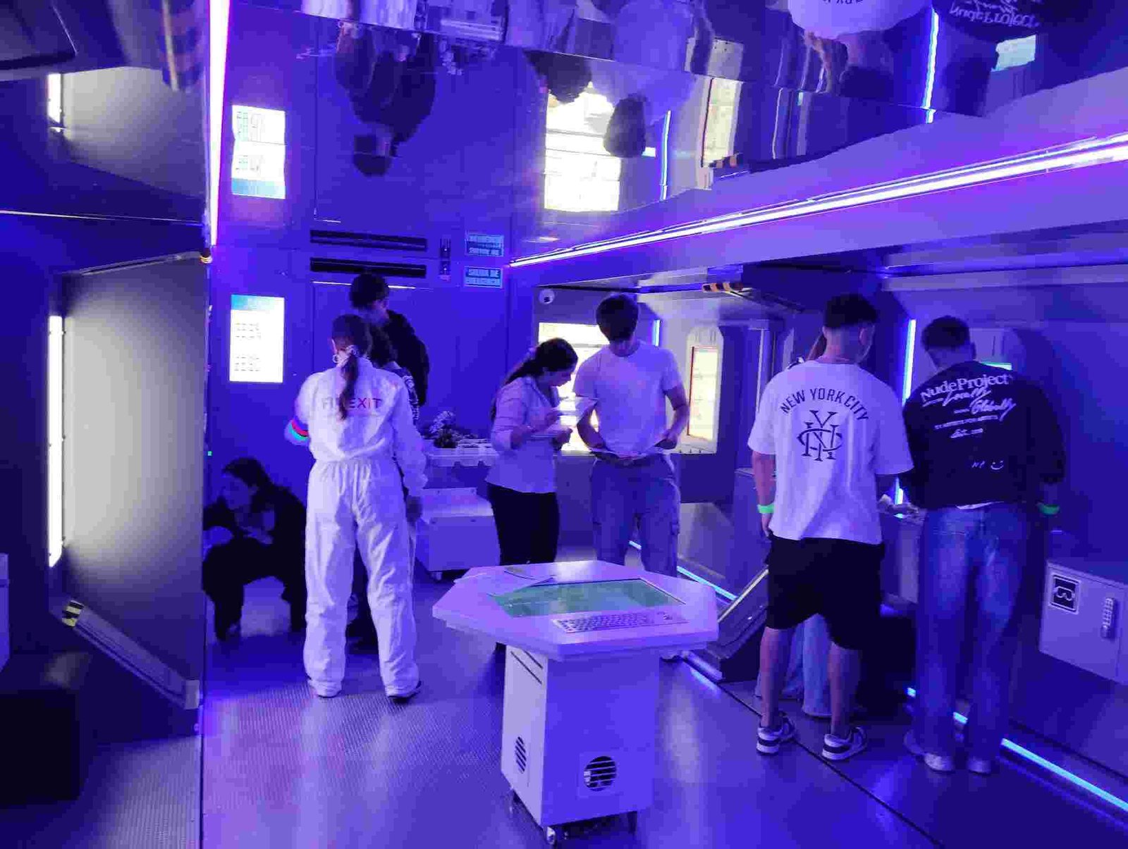 Estudiantes de FP de Manacor dentro de un bus futurista resolviendo retos de educación financiera