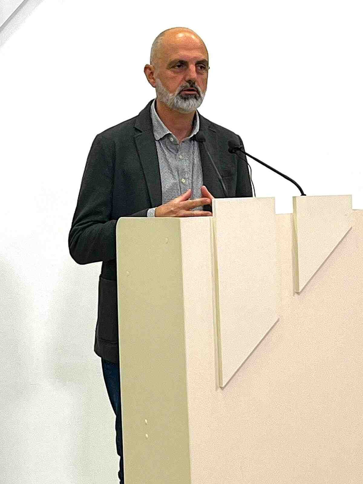 El conseller Jaume Mateu durante su intervención sobre la red de refugios climáticos en Mallorca