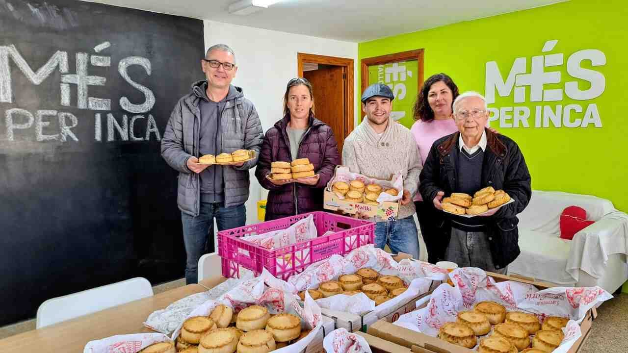 Miembros de MÉS per Inca con bandejas de panades en su sede