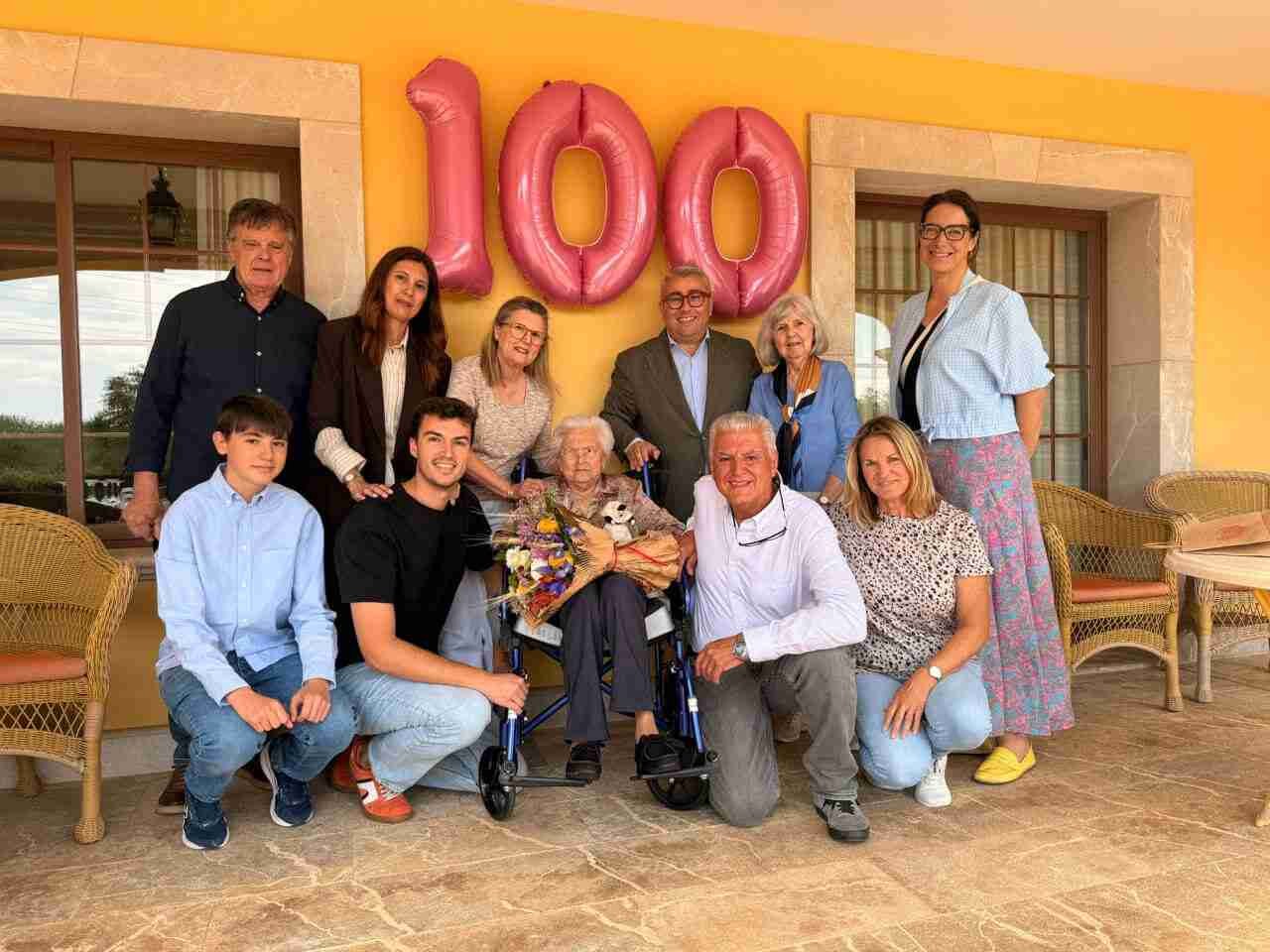 Margarita Jaume Fe posando con su familia y globos del número 100