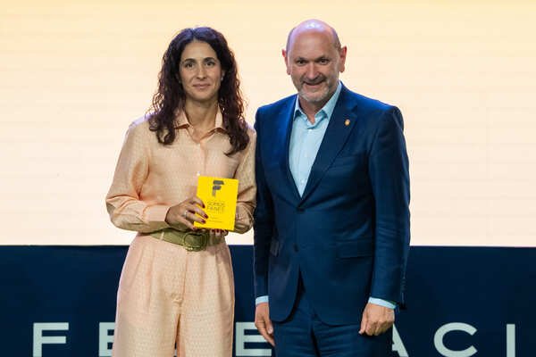 María Francisca Perelló posando con el galardón Somos Fanes junto a Rafael Louzán