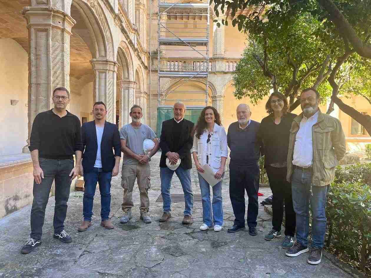 El alcalde de Manacor y técnicos municipales frente a un andamio de obra en el Claustro de Sant Vicenç Ferrer