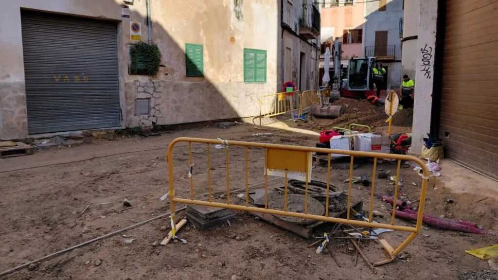 Calle levantada por obras en el centro histórico de Inca con vallas y maquinaria