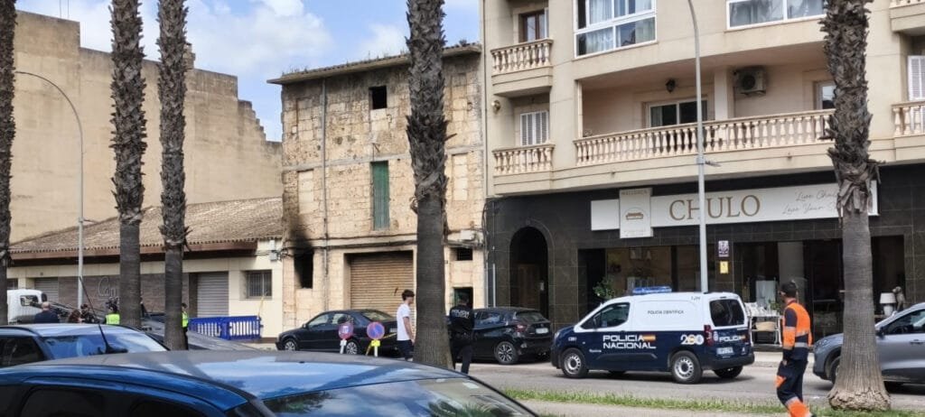 Furgoneta de la Policía Científica estacionada frente a la casa afectada