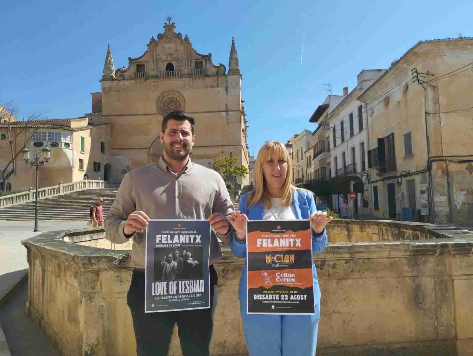 La alcaldesa Catalina Soler y el regidor Toni Peña posan con los carteles de los conciertos de Sant Agustí 2026 en Felanitx