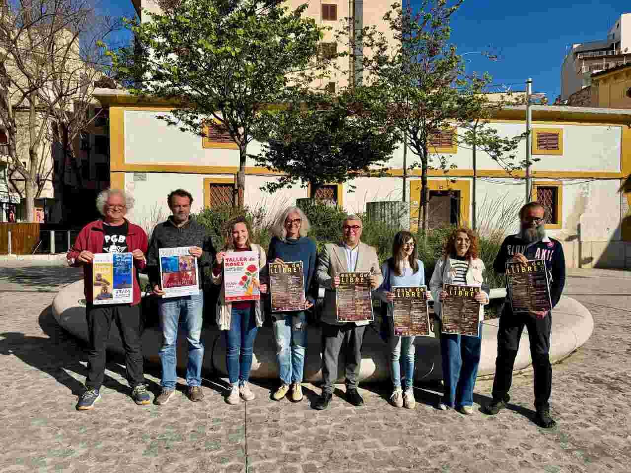 Representantes del Ayuntamiento de Inca presentan el cartel de la Fiesta del Libro 2026 en una plaza pública