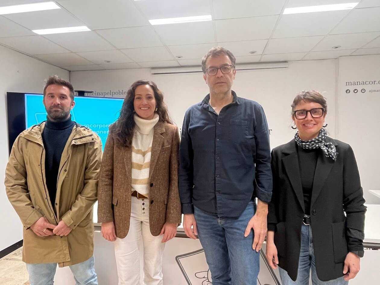 El alcalde de Manacor y delegados municipales presentan el nuevo plan de asfaltado frente a una máquina extendedora