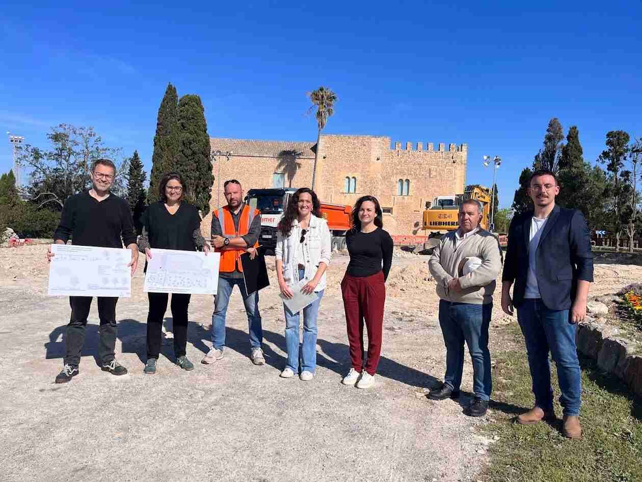 El alcalde Miquel Oliver junto a delegados municipales y técnicos presentan los planos frente a la Torre dels Enagistes