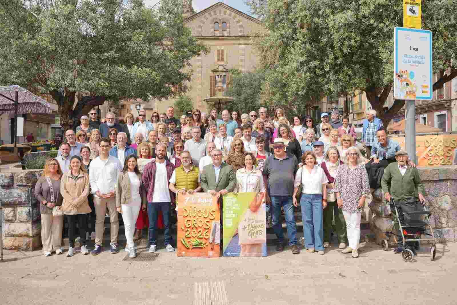 Autoridades de Inca y una amplia representación de la sociedad inquera posan con los carteles del Dijous Gros 2026