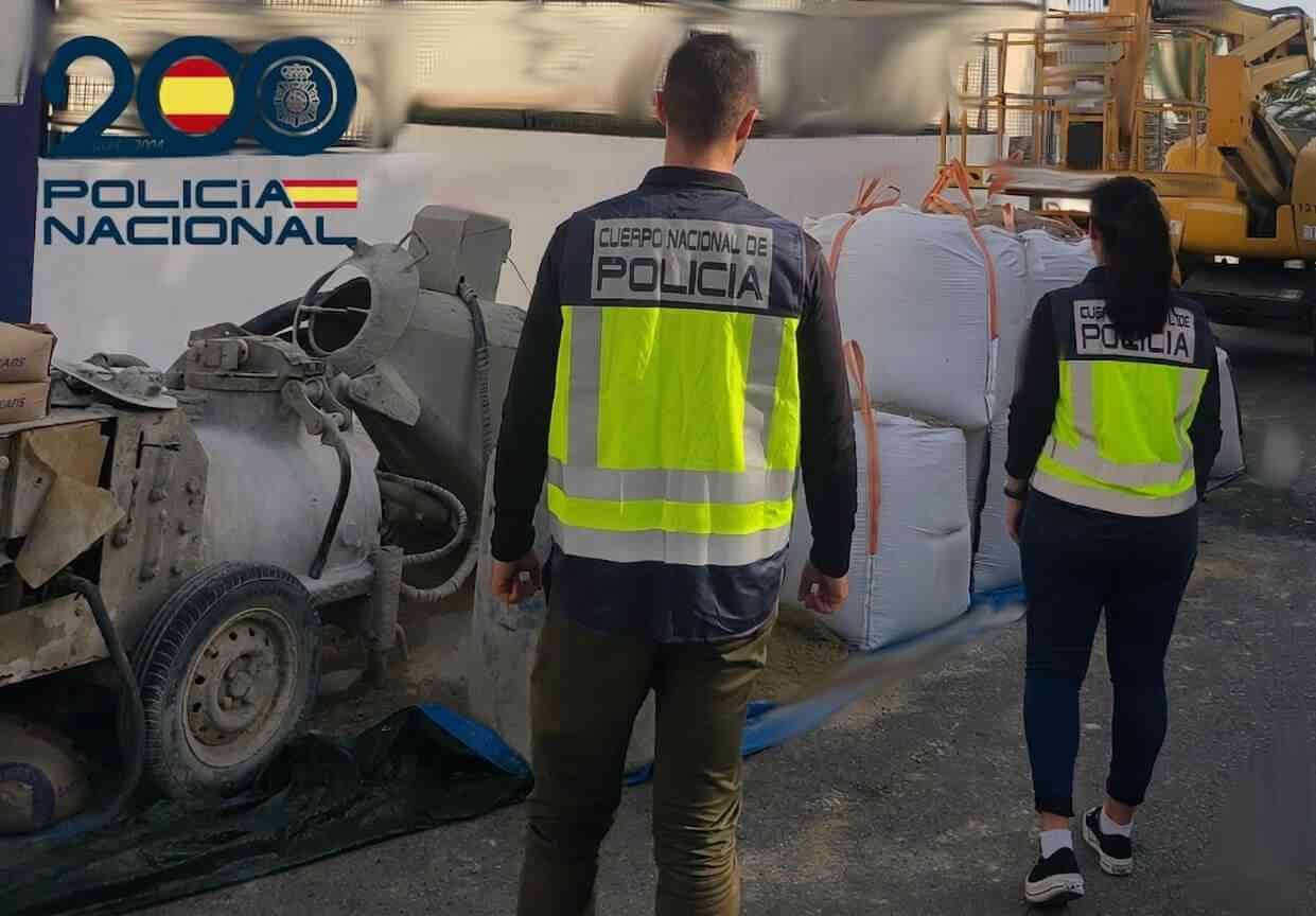 Agentes de la Policía Nacional durante la inspección en la obra de Cala Millor