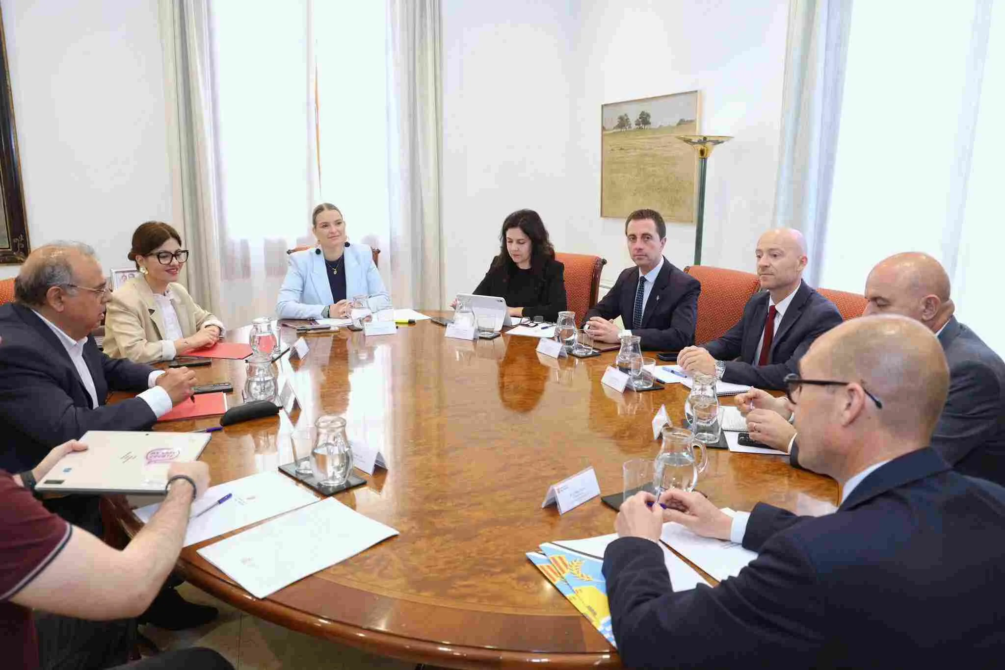 Mesa de trabajo entre la presidenta del Govern Balear, el presidente del Consell de Mallorca y la ministra de Juventud e Infancia