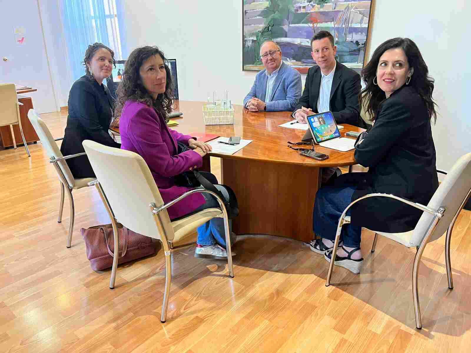 Representantes de diferentes partidos políticos mallorquines reunidos en una mesa de trabajo con la consellera de Familias.