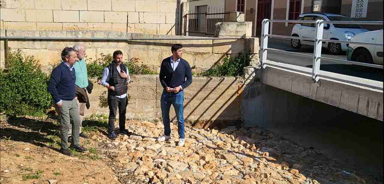 Fernando Rubio y Jaume Soler inspeccionando la nueva canalización de pluviales en Son Carrió