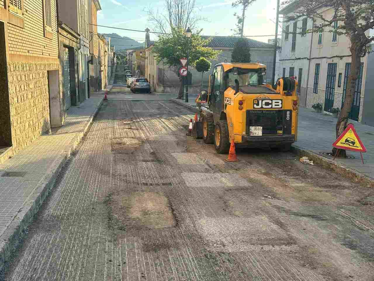 Una máquina excavadora amarilla de la empresa Melchor Mascaró trabajando en el fresado del pavimento de una calle en Sant Llorenç des Cardassar