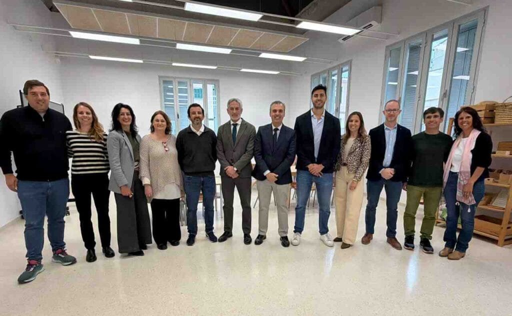 El conseller Antoni Vera y el alcalde Jaume Soler junto a las autoridades y el equipo docente en el CEIP Sant Miquel