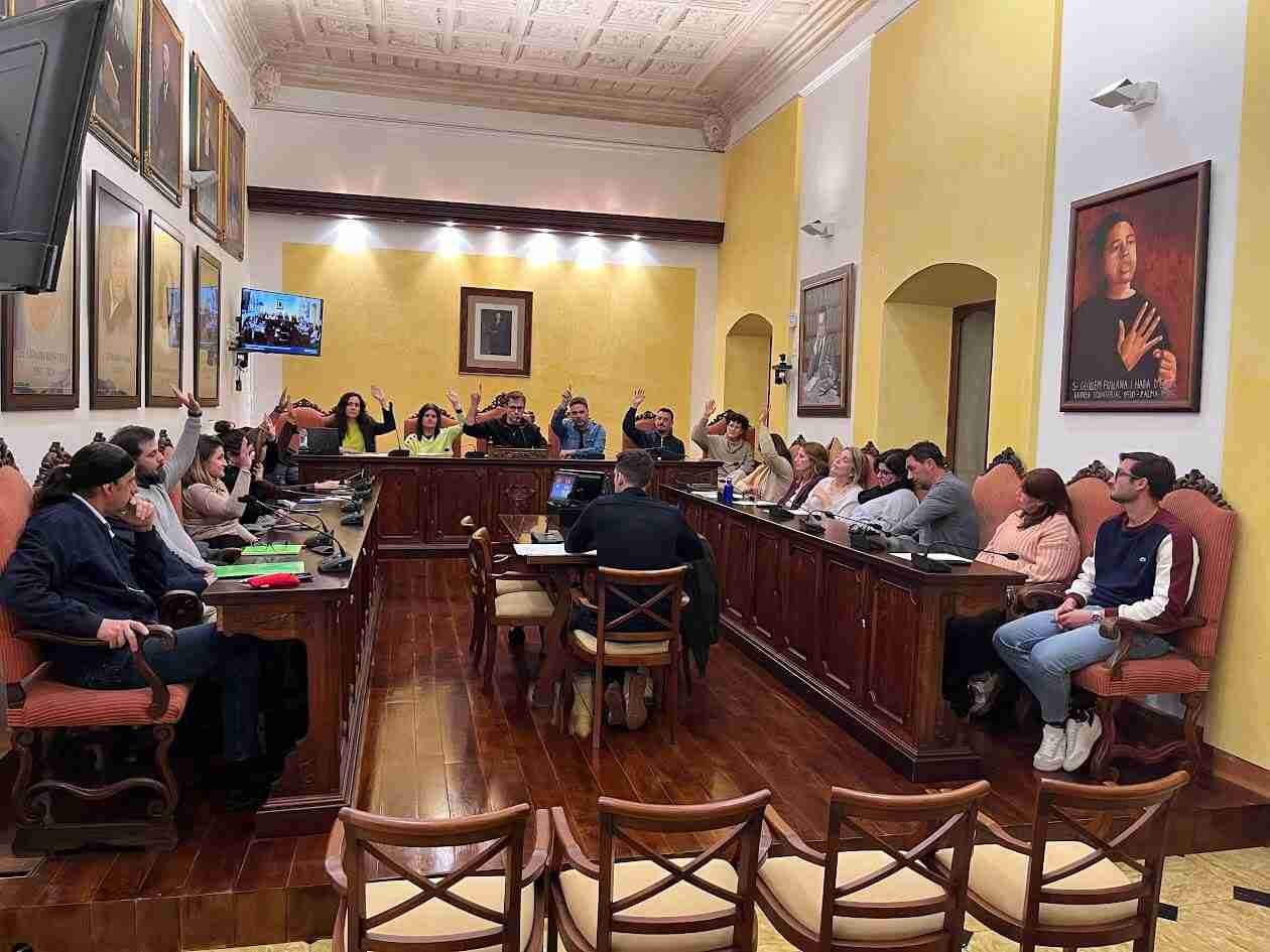 Los concejales de PSOE, MÉS-ERC y AIPC votan en el pleno de Manacor contra la zona única