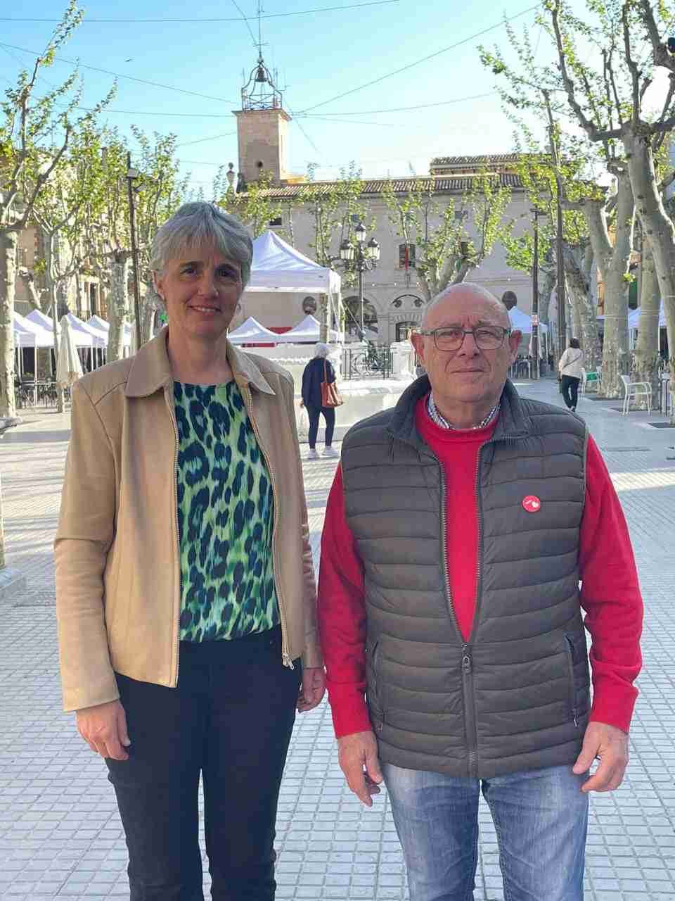 La portavoz socialista Xesca Mir junto a un acompañante frente al Ayuntamiento de sa Pobla