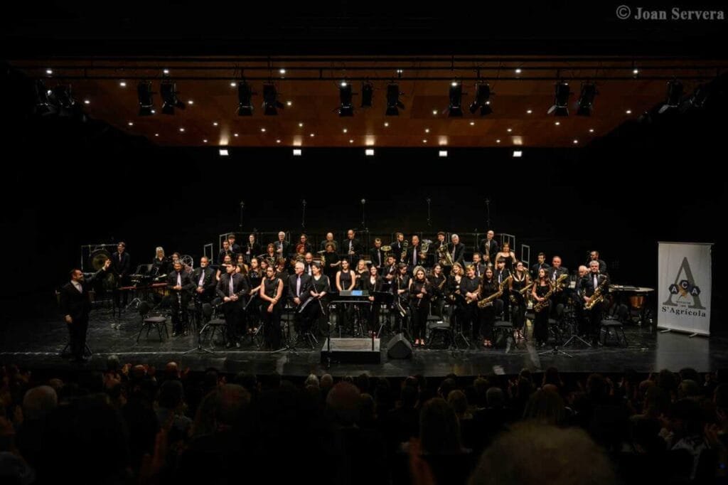 Imagen panorámica de la Banda de Música de Manacor sobre el escenario del Auditorio