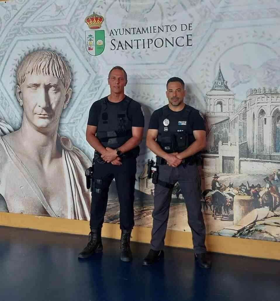Los dos agentes de la Policía Local de Sant Llorenç des Cardassar posando durante el curso de Grappling Policial en Santiponce