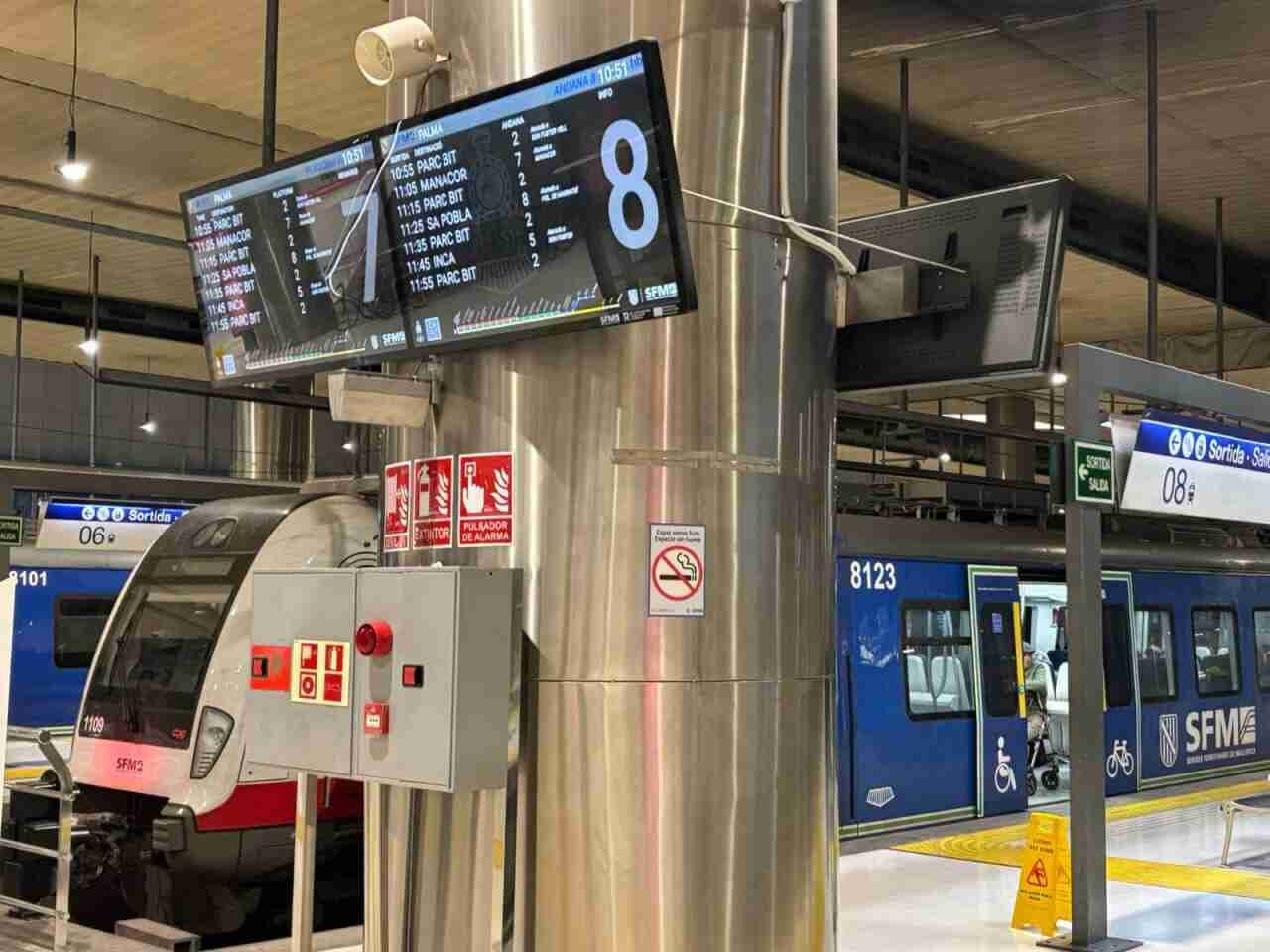 Pantallas de horarios de trenes y convoyes de Servicios Ferroviarios de Mallorca en los andenes subterráneos