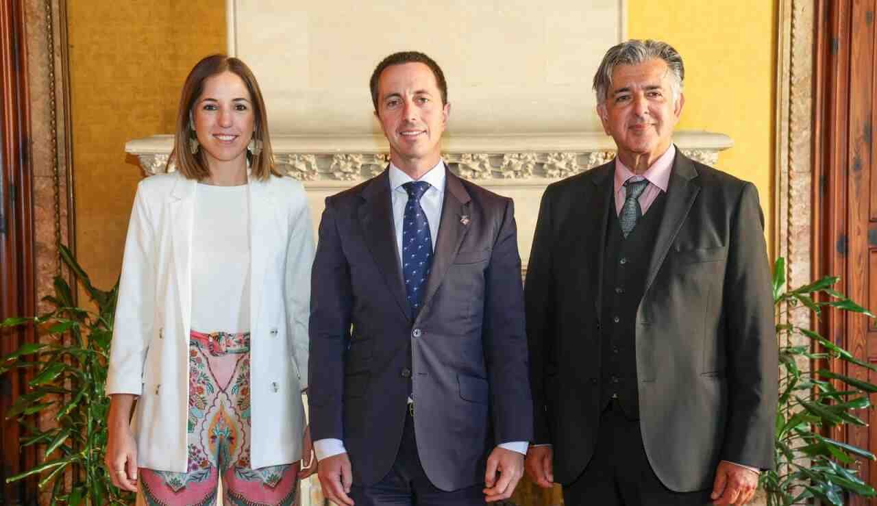 La vicepresidenta Antònia Roca, el presidente Llorenç Galmés y Antoni Mir Fullana tras proteger las Rondalles