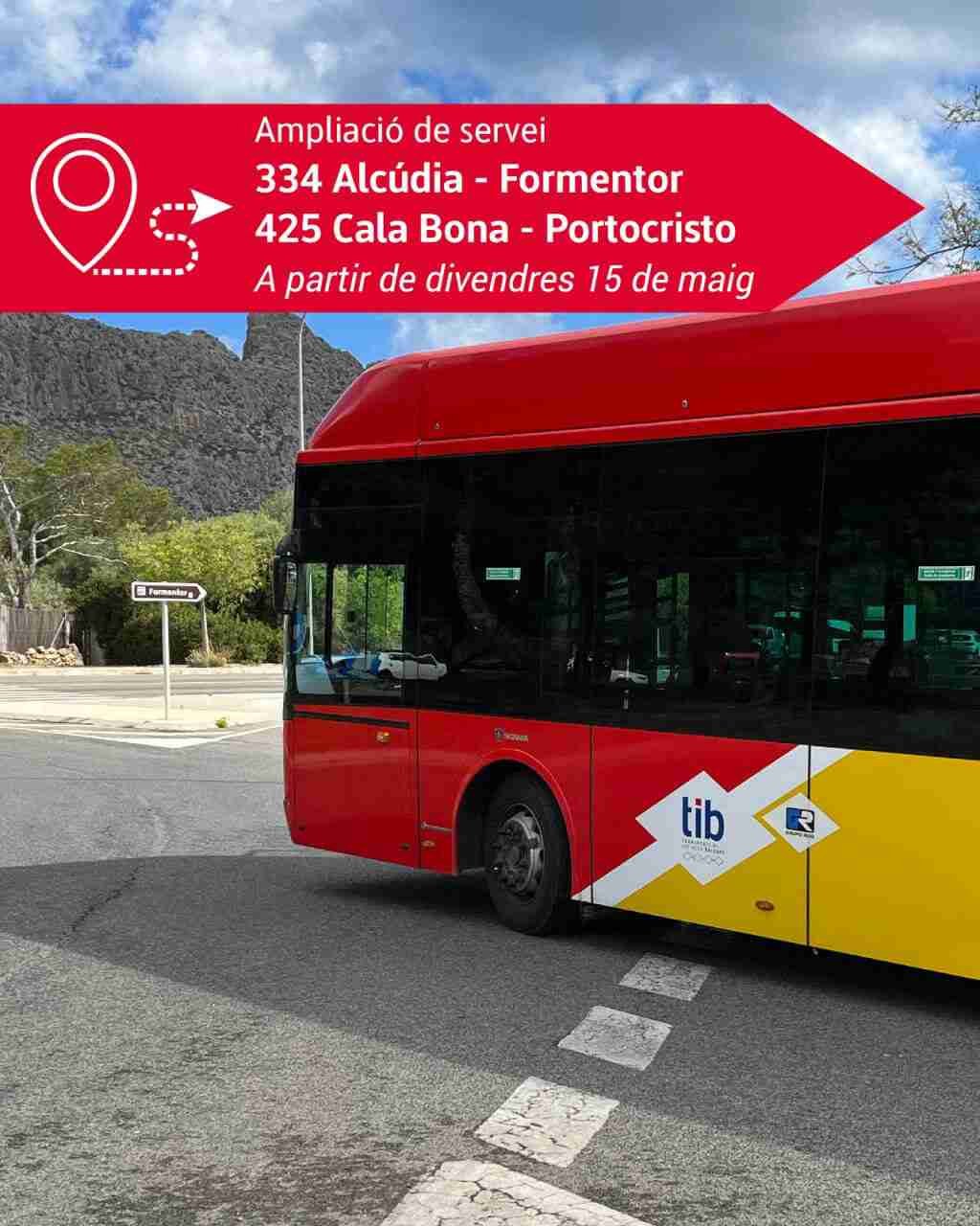 Autobús del TIB en un cruce con señalización hacia Formentor