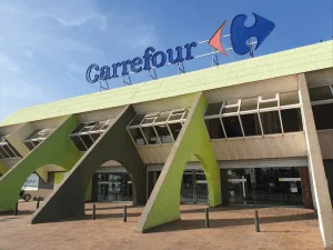 Exterior del supermercado Carrefour en Sa Coma donde se produjo el robo violento por parte de un kosovar y un montenegrino