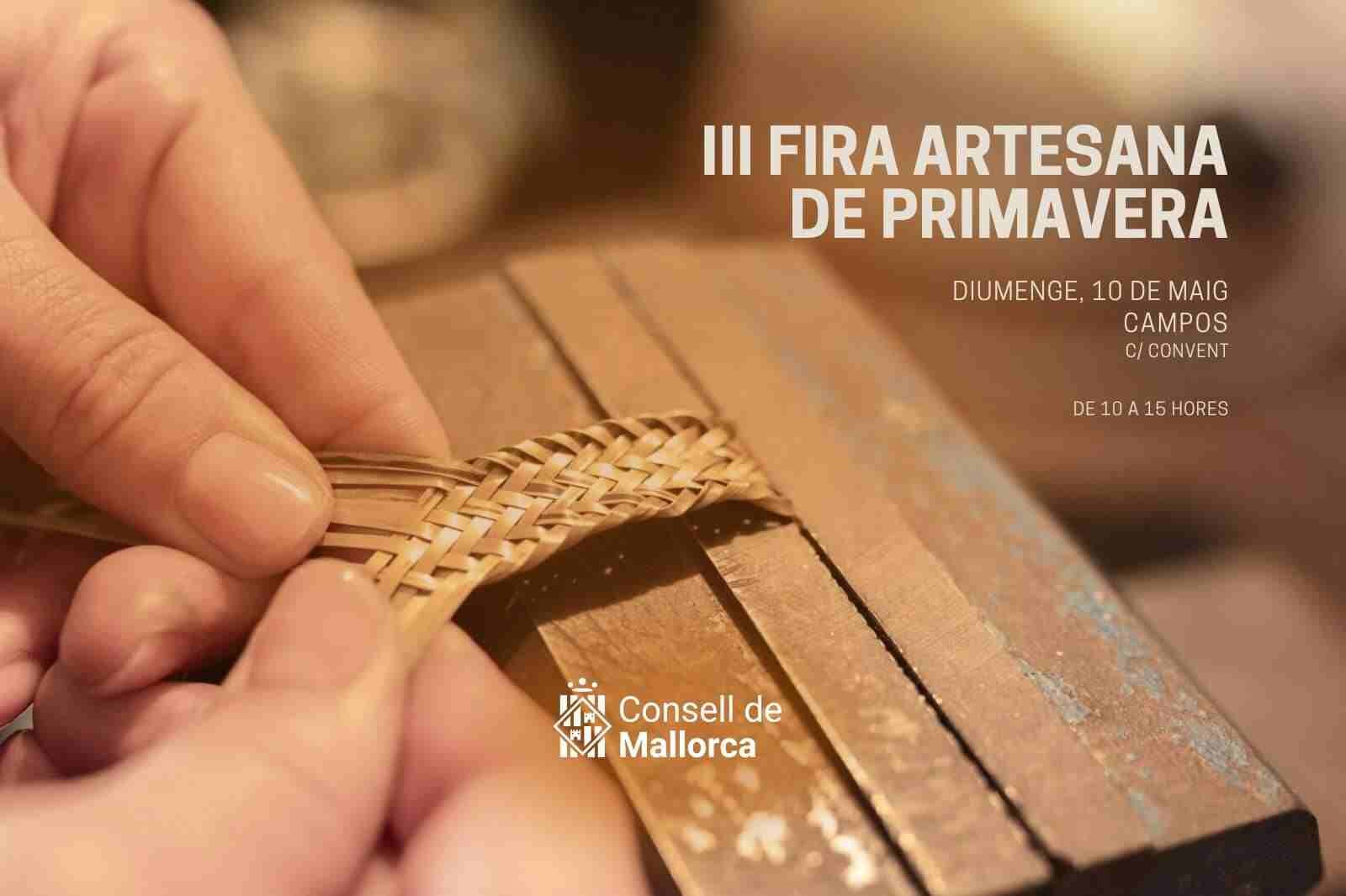 Detalle de manos artesanas trenzando llata para el cartel de la III Fira Artesana de Primavera en Campos